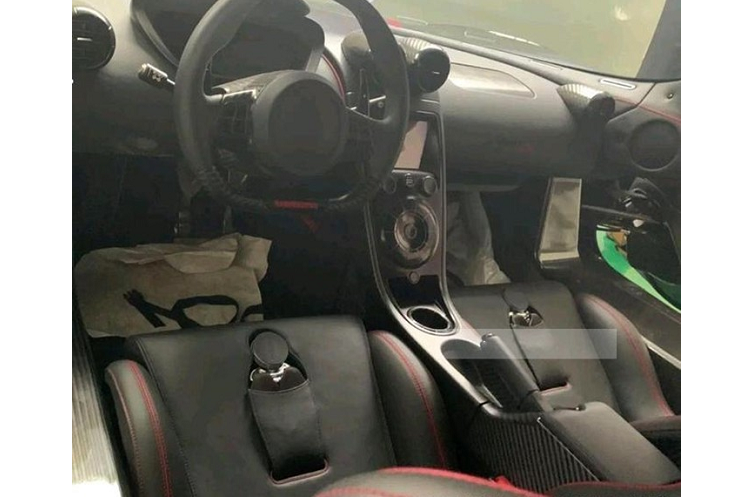 Thậm chí, chiếc xe Koenigsegg Agera RS sắp được mang ra đấu giá ở Trung Quốc nhiều khả năng được chủ nhân đặt hàng từ hãng xe Koenigsegg làm riêng hoặc có thể mua lại của 1 tay chơi và mang về Thụy Điển 