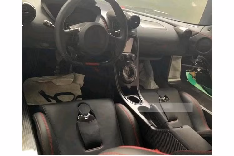 Thậm chí, chiếc xe Koenigsegg Agera RS sắp được mang ra đấu giá ở Trung Quốc nhiều khả năng được chủ nhân đặt hàng từ hãng xe Koenigsegg làm riêng hoặc có thể mua lại của 1 tay chơi và mang về Thụy Điển 