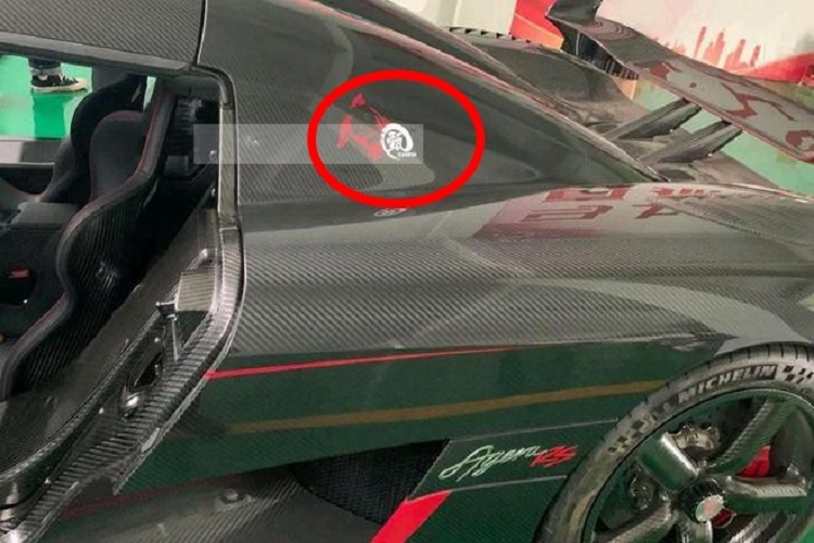 Logo đặc biệt trên thân xe bao gồm chữ Zhen được cho tên hoặc là họ của người mua siêu xe Koenigsegg Agera RS từ nước ngoài và nhập lậu về Trung Quốc. Chữ Zhen lại xuất hiện ở trong ghế ngồi