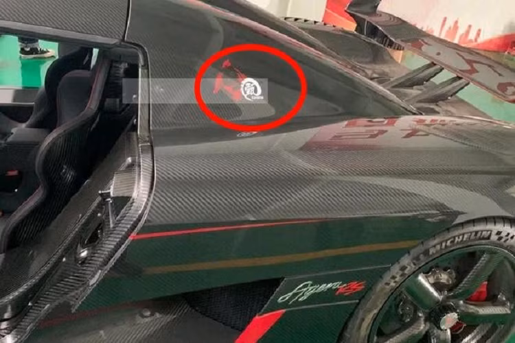 Logo đặc biệt trên thân xe bao gồm chữ Zhen được cho tên hoặc là họ của người mua siêu xe Koenigsegg Agera RS từ nước ngoài và nhập lậu về Trung Quốc. Chữ Zhen lại xuất hiện ở trong ghế ngồi