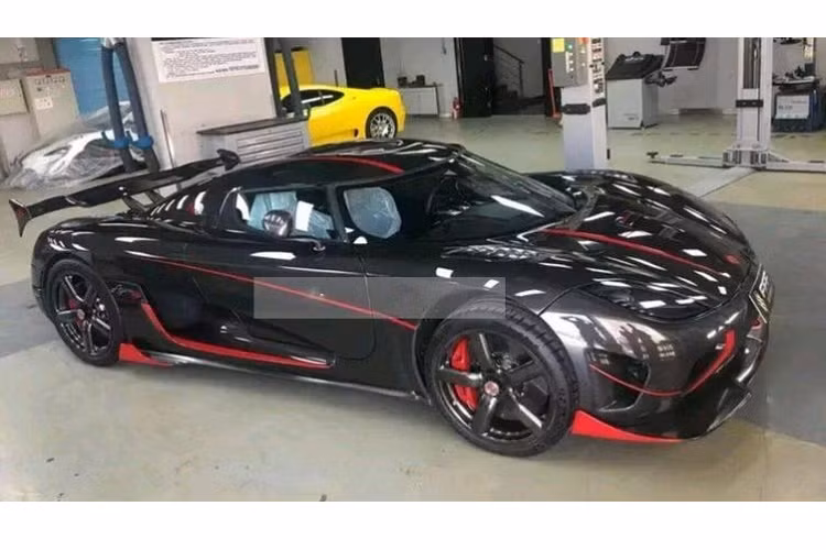 Siêu xe Koenigsegg Agera RS được trang bị động cơ V8, dung tích 5.0 lít nâng cấp, sản sinh công suất tối đa 1.160 mã lực và mô-men xoắn cực đại 1.280 Nm tại vòng tua máy 4.100 vòng/phút.