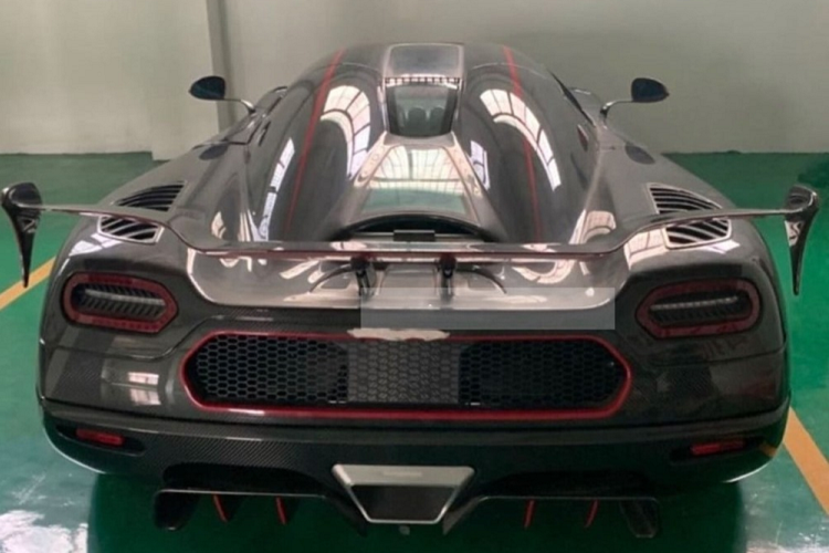 Động cơ kết hợp với hộp số tự động ly hợp kép 7 cấp, nhờ đó, Koenigsegg Agera RS chỉ mất 2,5 giây có thể tăng tốc từ vị trí xuất phát lên 100 km/h trước khi đạt vận tốc tối đa 400 km/h.