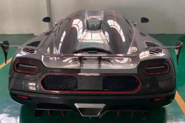 Động cơ kết hợp với hộp số tự động ly hợp kép 7 cấp, nhờ đó, Koenigsegg Agera RS chỉ mất 2,5 giây có thể tăng tốc từ vị trí xuất phát lên 100 km/h trước khi đạt vận tốc tối đa 400 km/h.