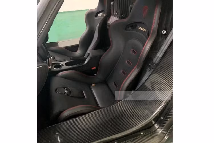 Vì thế, nhiều người mê xe tin rằng để tránh các loại thuế đắt cũng như dễ dàng sở hữu xe Koenigsegg Agera RS tại thị trường Trung Quốc, nhiều đại gia chọn cách chơi xe "thanh lý", tức nhập xe lậu về nước bị tịch thu và đợi ngày bán đấu giá để nộp hồ sơ đấu thầu.