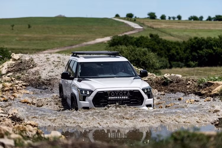 Sequoia Capstone trị giá 75.300 USD (1,73 tỷ VNĐ) là biến thể hướng đến khách hàng nhu cầu tìm kiếm sự sang trọng trên chiếc SUV cỡ lớn của Toyota. Xe có ngoại thất cao cấp với các thành phần bổ sung màu thân xe và các điểm nhấn mạ crôm sáng, lưới tản nhiệt dạng lưới độc đáo, bảng điều khiển điện và bánh xe hợp kim 22inch với hai tông màu.