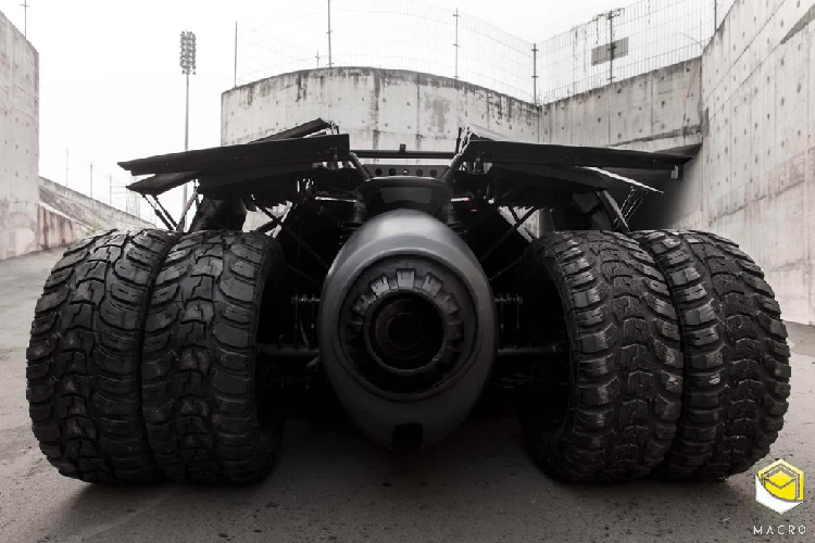 Chiếc Batmobile này có cấu hình 2 chỗ ngồi, trang bị cửa mở theo phương dọc như cánh rơi, cánh lướt gió sau điều chỉnh bằng hệ thống khí nén. Ống xả cỡ lớn phía sau chủ yếu là để “hợp rơ” với diện mạo hầm hố của chiếc xe, ống xả thật có kích thước nhỏ hơn, được giấu bên trong. Xe sở hữu bộ mâm và lốp được nhập khẩu từ Mỹ và Hàn Quốc. Khối lượng của xe vào khoảng gần 600 kg
