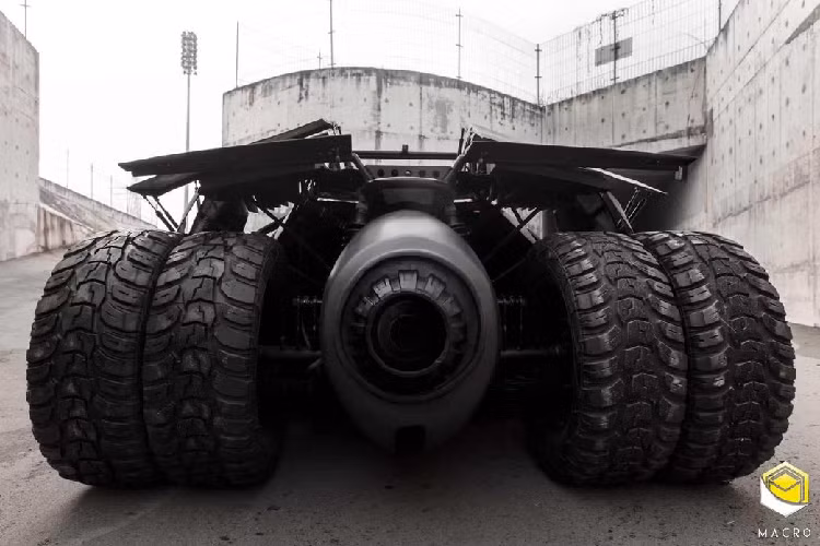 Chiếc Batmobile này có cấu hình 2 chỗ ngồi, trang bị cửa mở theo phương dọc như cánh rơi, cánh lướt gió sau điều chỉnh bằng hệ thống khí nén. Ống xả cỡ lớn phía sau chủ yếu là để “hợp rơ” với diện mạo hầm hố của chiếc xe, ống xả thật có kích thước nhỏ hơn, được giấu bên trong. Xe sở hữu bộ mâm và lốp được nhập khẩu từ Mỹ và Hàn Quốc. Khối lượng của xe vào khoảng gần 600 kg