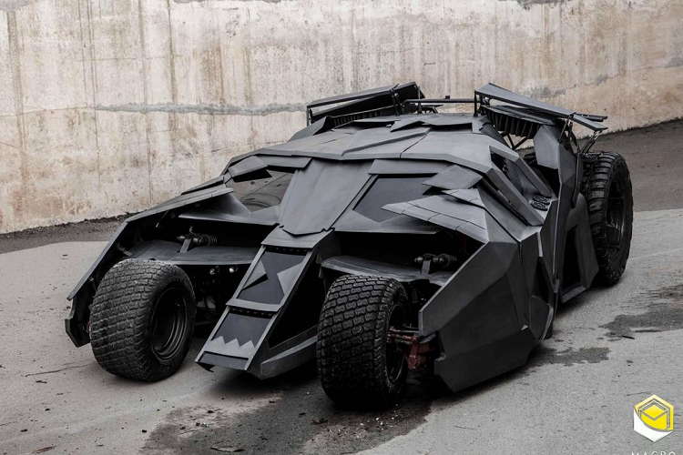 Theo chia sẻ từ anh Chung, chiếc Batmobile này được xây dựng trên khung gầm sắt, trong khi thân vỏ được làm từ sợi thủy tinh. Để làm ra được chiếc xe với “ngoại hình” hầm hố, dữ dằn này đòi hỏi người làm phải có kiến thức về hình khối mỹ thuật mới có thể “lắp ghép” được phần vỏ sao cho cân xứng, thuận mắt.