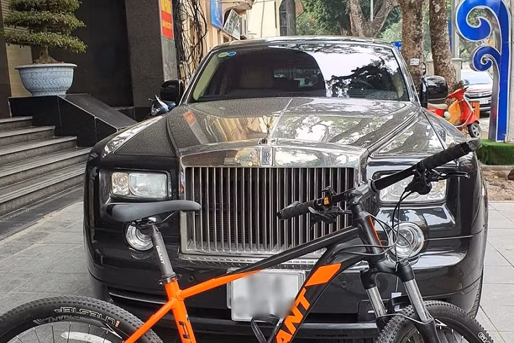 Kể từ đó, người ta không còn thấy chiếc xe Rolls-Royce Phantom phiên bản Rồng mang biển số Sài thành của bầu Kiên dạo phố Hà Nội, dù chiếc xe siêu sang còn lại đại gia này sở hữu là Bentley Continental Flying Spur vẫn thường xuyên được nhìn thấy trên đường phố Sài Gòn.