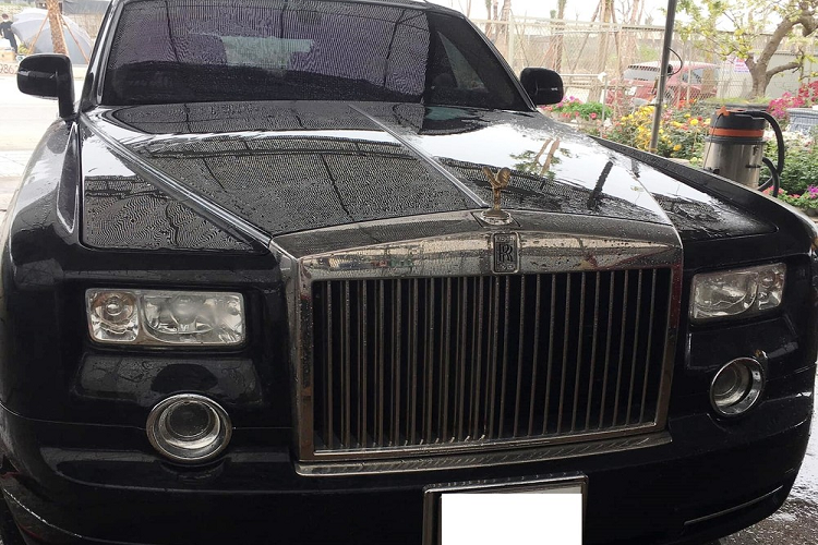 Hiện không rõ chiếc Rolls-Royce Phantom bản "Rồng" có còn thuộc sở hữu của gia đình bầu Kiên hay không nhưng sự trở lại của 1 trong những chiếc xe siêu sang Rolls-Royce Phantom huyền thoại nhất tại dải đất hình chữ S này đã khiến giới mê xe vui mừng.