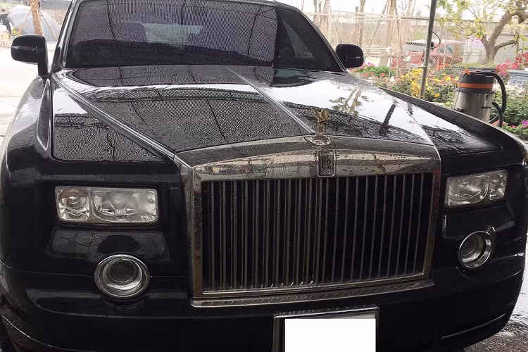 Hiện không rõ chiếc Rolls-Royce Phantom bản "Rồng" có còn thuộc sở hữu của gia đình bầu Kiên hay không nhưng sự trở lại của 1 trong những chiếc xe siêu sang Rolls-Royce Phantom huyền thoại nhất tại dải đất hình chữ S này đã khiến giới mê xe vui mừng.