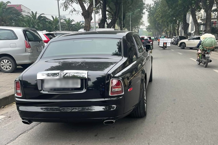 Nhưng mới đây, sau gần 10 năm bị bắt, chiếc xe siêu sang Rolls-Royce Phantom Rổng của bầu Kiên đã bất ngờ được nhiều người mê xe nhìn thấy tái xuất trên nhiều con đường tại Hà Nội.