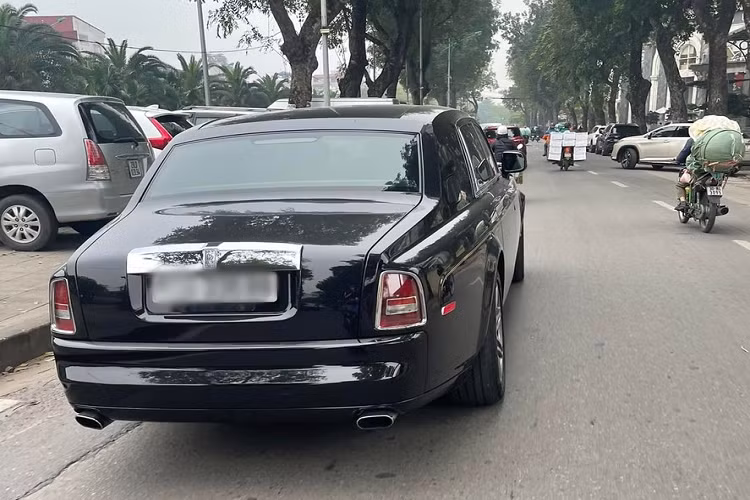 Nhưng mới đây, sau gần 10 năm bị bắt, chiếc xe siêu sang Rolls-Royce Phantom Rổng của bầu Kiên đã bất ngờ được nhiều người mê xe nhìn thấy tái xuất trên nhiều con đường tại Hà Nội.