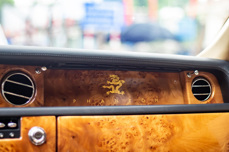 Bên trong khoang lái những chiếc xe siêu sang Rolls-Royce Phantom Year of the Dragon sẽ có logo hình rồng trên bảng táp lô, trước mặt ghế phụ hay tựa đầu ghế ngồi của xe.