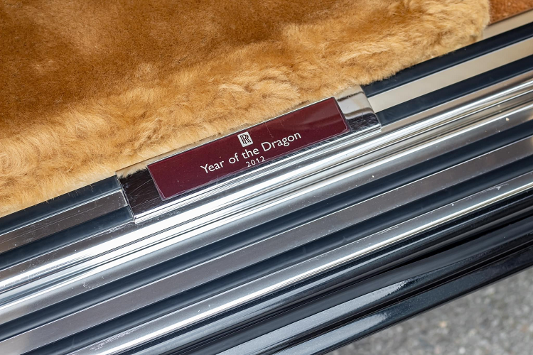 Ngoài những khác biệt kể trên, Rolls-Royce Phantom Year of the Dragon vẫn được trang bị hệ dẫn động V12, dung tích 6.75 lít như bản tiêu chuẩn, trái tim này giúp xe Rolls-Royce Phantom bản "Rồng" sẽ sản sinh ra công suất tối đa 453 mã lực ở vòng tua máy 5.350 vòng/phút, mô-men xoắn cực đại 720 Nm ở vòng tua 3.500 vòng/phút.