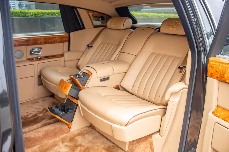 Ngoài ra, chỉ khâu là 4 màu như nâu vàng, cát vàng, đen và trắng thể hiện sự sung túc, no ấm và cuối cùng là ở bậc cửa là dòng chữ "Year of the Dragon 2012" nằm phía dưới logo Rolls-Royce như nhắc nhở người xem đây là phiên bản giới hạn chỉ có 33 xe trên toàn thế giới.