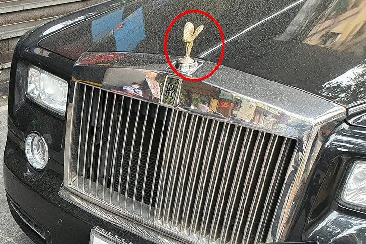 Rolls-Royce Phantom Year of the Dragon của bầu Kiên trước khi bị bắt giữ và thụ án 30 năm tù có ngoại thất sơn màu đen cùng nhiều chi tiết mạ crôm bóng loáng. Bản thân bộ la-zăng khổng lồ của xe cũng được đánh bóng sáng trưng. Chưa hết, logo Spirit of Ecstasy của xe không phải bằng bạc như thường mà còn được mạ vàng rất ấn tượng.