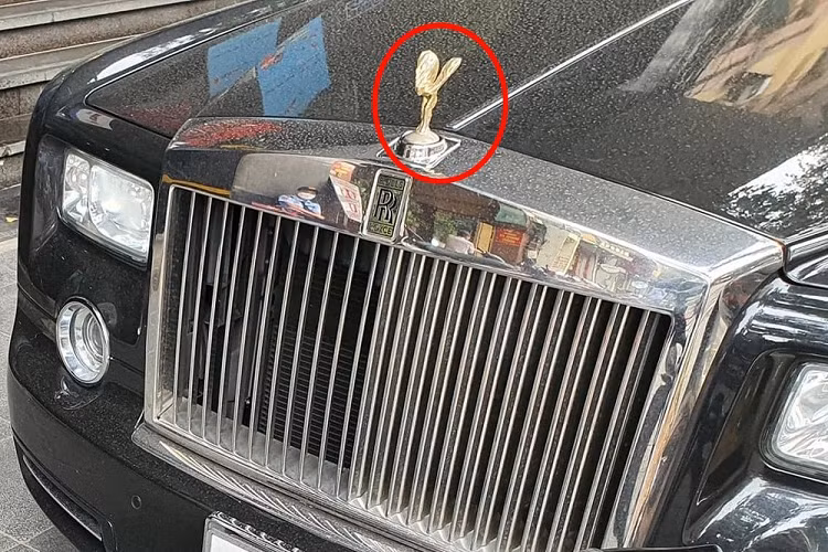 Rolls-Royce Phantom Year of the Dragon của bầu Kiên trước khi bị bắt giữ và thụ án 30 năm tù có ngoại thất sơn màu đen cùng nhiều chi tiết mạ crôm bóng loáng. Bản thân bộ la-zăng khổng lồ của xe cũng được đánh bóng sáng trưng. Chưa hết, logo Spirit of Ecstasy của xe không phải bằng bạc như thường mà còn được mạ vàng rất ấn tượng.