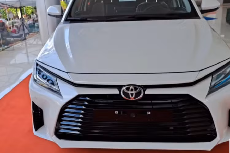 Trong khi đó, ở thị trường Thái Lan, xe được trang bị động cơ xăng có mã 3NR-VE với 4 xi-lanh, DOHC, dung tích 1.2L, sản sinh công suất tối đa 94 mã lực và mô-men xoắn cực đại 110 Nm. Như vậy, so với xe ở Lào, Toyota Vios 2023 tại Thái Lan yếu hơn 4 mã lực và 12 Nm. Động cơ kết hợp với hộp số biến thiên vô cấp Super CVT-i sang số tuần tự và hệ dẫn động cầu trước. Sở dĩ hãng Toyota trang bị động cơ này cho Vios 2023 ở Thái Lan là để đáp ứng quy định dành cho xe Eco car và hưởng ưu đãi của chính phủ sở tại.