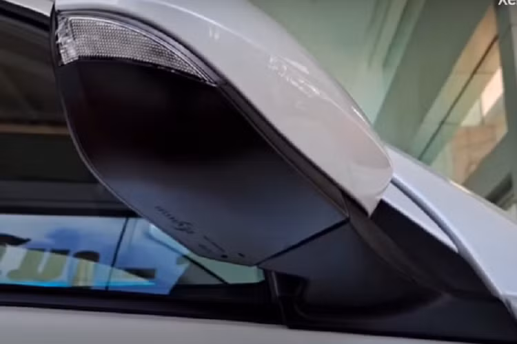 Bên sườn, Toyota Vios 2023 được thiết kế theo phong cách fastback với phần nóc nối mượt mà đến nắp cốp sau. Thêm vào đó là đường chân kính nổi bật, chếch dần lên ở cột C và vành la-zăng mới. Đằng sau Toyota Vios 2023 xuất hiện cụm đèn hậu nằm ngang mới, gợi liên tưởng đến đối thủ Honda City. Ngay phía trên đèn hậu là cánh gió nhỏ tích hợp vào cửa cốp. Ở hai góc cản sau cũng có khe gió màu đen, tương tự cản trước.