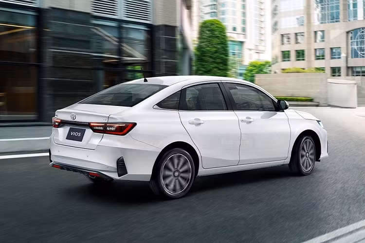 Ngoài ra, mẫu sedan hạng B này ở thị trường Lào còn có 6 túi khí, hệ thống cảnh báo điểm mù, cảnh báo phương tiện cắt ngang khi lùi, kiểm soát lực kéo, cân bằng điện tử, hỗ trợ khởi hành ngang dốc, camera lùi và 6 cảm biến trước/sau. Tại thị trường Lào, Toyota Vios 2023 có 7 màu sơn ngoại thất. Hiện giá xe Toyota Vios 2023 ở thị trường Lào vẫn chưa được công bố.