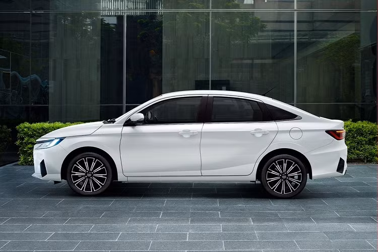 Cụ thể, mẫu sedan hạng B này đã chính thức được giới thiệu ở thị trường hàng xóm với Việt Nam vào hôm 1/9/2022 vừa qua.Như vậy, hãng Toyota đã chọn Lào làm thị trường thứ hai tại Đông Nam Á đón nhận mẫu sedan hạng B này thay vì Malaysia, Việt Nam hay Philippines. Đồng thời, đây cũng là thị trường đầu tiên mà mẫu xe sedan Toyota Vios 2023 phiên bản tay lái thuận (nằm bên trái) ra mắt.