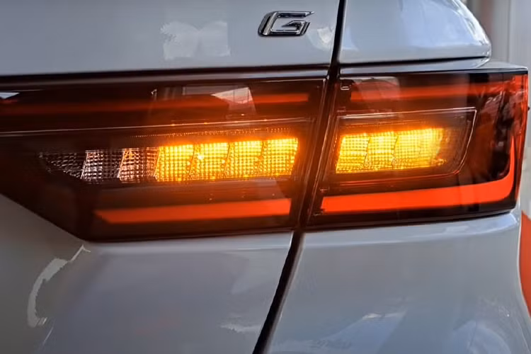 Không chỉ tăng kích thước, Toyota Vios 2023 còn thay đổi mạnh mẽ về ngoại hình, theo phong cách giống những người anh em cùng thương hiệu như Camry, Avanza Premio và Corolla Altis. Điều này được thể hiện qua thiết kế đầu xe với lưới tản nhiệt cỡ lớn, đi kèm các nẹp nằm ngang, cụm đèn pha mượt mà hơn, tích hợp dải đèn LED định vị ban ngày hình chữ "L" mới. Ngoài ra, 2 đèn pha còn được nối với nhau bằng nẹp màu đen bóng, nằm vắt ngang đầu xe. Bên cạnh đó là cản trước mới với khe gió nằm dọc màu đen ở hai góc.