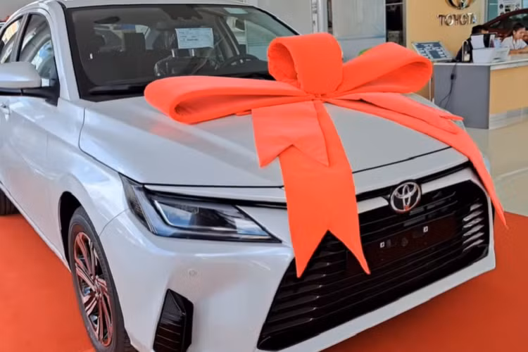 So với xe ở thị trường Thái Lan, Toyota Vios 2023 dành cho Lào chỉ khác biệt chủ yếu ở trang bị và động cơ. Theo đó, mẫu sedan hạng B này ở Lào được trang bị động cơ xăng 1NR-VE 4 xi-lanh, dung tích 1.3L, sản sinh công suất tối đa 98 mã lực và mô-men xoắn cực đại 122 Nm. Động cơ đi với hộp số sàn 5 cấp hoặc tự động biến thiên vô cấp CVT.