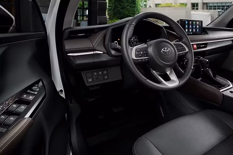 Về thiết kế ngoại thất, Toyota Vios 2023 ở Lào nhìn chung là giống hệt xe ở thị trường Thái Lan. Được phát triển dựa trên cơ sở gầm bệ DNGA, mẫu sedan hạng B này sở hữu chiều dài 4.425 mm, chiều rộng 1.740 mm, chiều cao 1.480 mm và chiều dài cơ sở 2.620 mm. So với thế hệ cũ, xe ngắn hơn 17 mm, rộng hơn 10 mm, cao hơn 5 mm và chiều dài cơ sở tăng 70 mm.