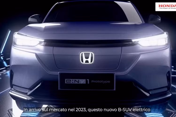 Ngoại thất xe được sơn một màu thay vì hai tông màu tương phản, trong khi đó gương chiếu hậu sẽ có màu đen nhằm tạo nên sự khác biệt so với thân xe. Ngoài ra Honda e:Ny1 sẽ không được trang bị cửa nóc, mặt ca-lăng không có lưới tản nhiệt mà được tạo hình khép kín đồng màu với thân xe nhằm tạo nên sự thống nhất