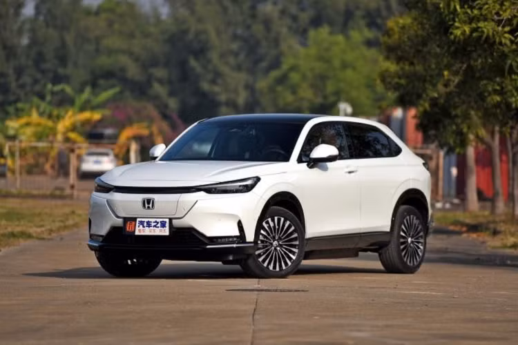 Cụm đèn hậu được thiết kế liên kết với nhau bằng dải đèn LED dài chạy ngang nắp nốp. Logo Honda truyền thống cũng không xuất hiện ở đuôi xe, thay vào đó là logo dạng ký tự ghi đầy đủ tên HONDA.