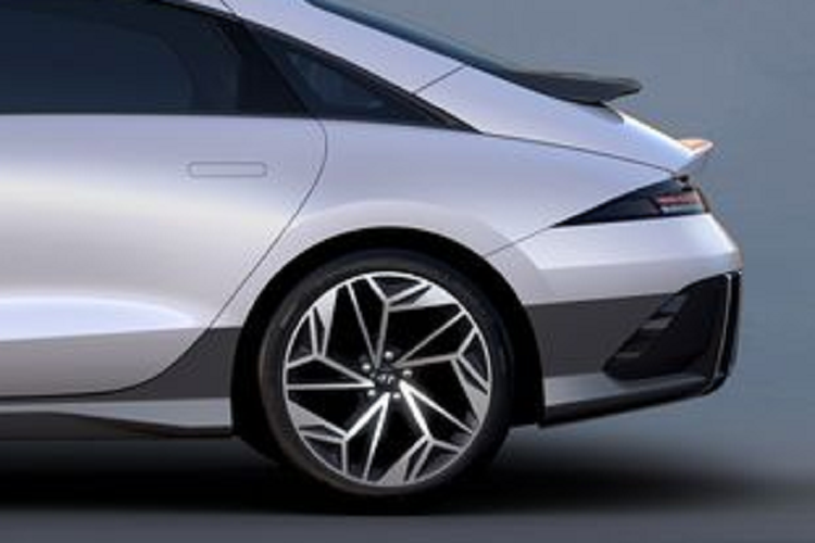 Trong khi đó, phiên bản Long Range được trang bị 2 mô-tơ điện với tổng công suất 325 mã lực và mô-men xoắn cực đại 605 Nm. Xe được trang bị cụm pin 77,4 kWh cho phạm vi di chuyển tối đa 524 km sau mỗi lần sạc đầy. Trên phiên bản này, Ioniq 6 có thể tăng tốc từ 0-100km/h trong 5,1 giây.