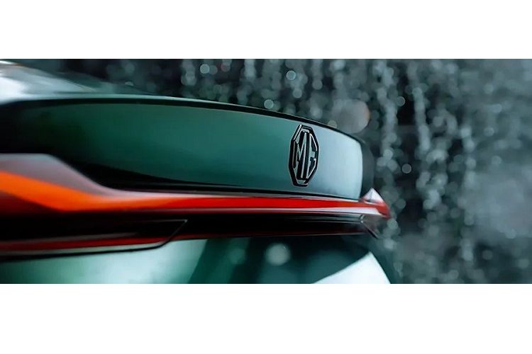 Đằng sau MG7 2023 xuất hiện cánh gió mui tích hợp vào nắp cốp sau như đuôi vịt và cụm đèn hậu nằm vắt ngang đuôi xe. Thiết kế này khiến khu vực phía sau của xe trông "nở hậu" và bề thế hơn.