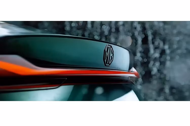 Đằng sau MG7 2023 xuất hiện cánh gió mui tích hợp vào nắp cốp sau như đuôi vịt và cụm đèn hậu nằm vắt ngang đuôi xe. Thiết kế này khiến khu vực phía sau của xe trông "nở hậu" và bề thế hơn.