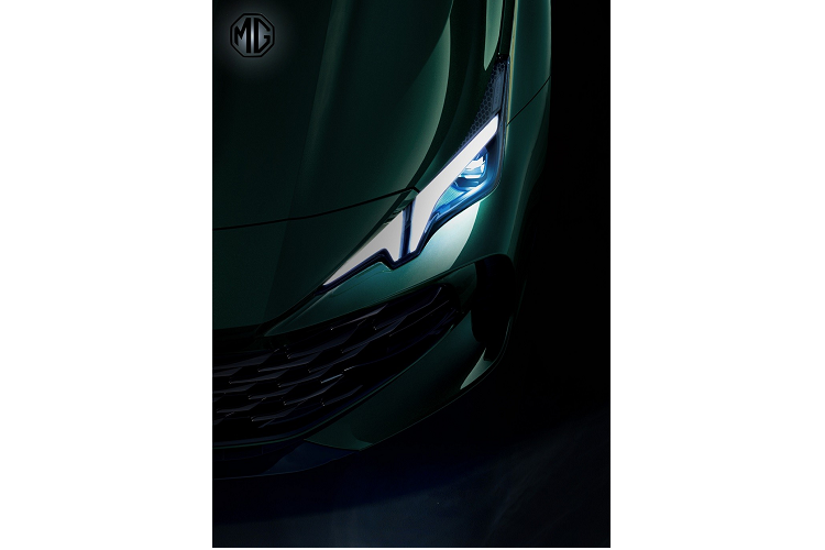 MG7 2023 mới mang trên mình lưới tản nhiệt cỡ lớn và có thiết kế thể thao. Bên cạnh đó là cụm đèn pha vuốt về phía sau, đi kèm 2 dải đèn LED định vị ban ngày hình chữ "V" sắc sảo.