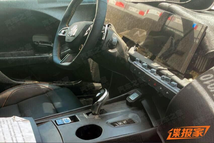 Trên sườn có 2 đường dập gân nổi bật, trong đó đường phía trên chếch dần lên ở cột C, mang đến vẻ "cơ bắp" cho mẫu sedan hạng trung này.