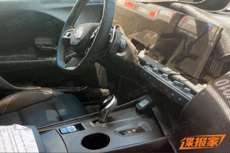 Trên sườn có 2 đường dập gân nổi bật, trong đó đường phía trên chếch dần lên ở cột C, mang đến vẻ "cơ bắp" cho mẫu sedan hạng trung này.