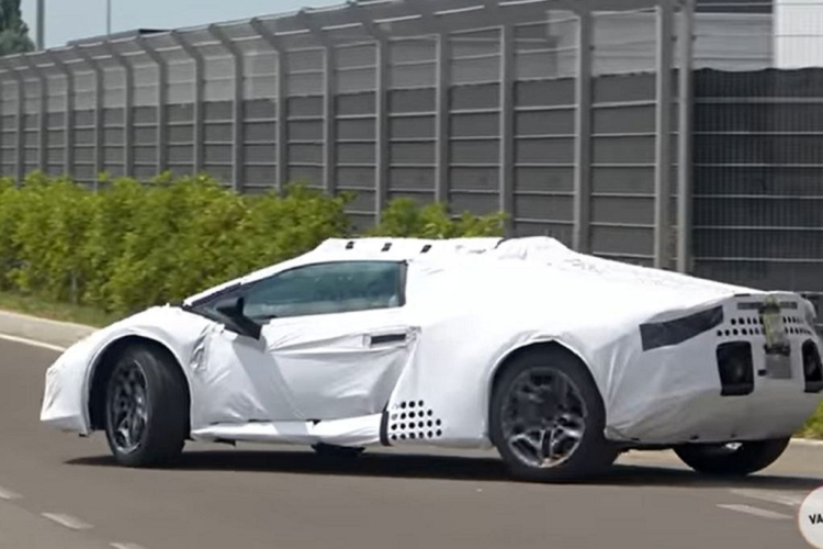 Được tiết lộ dưới dạng concept cách đây 3 năm, Lamborghini Huracan Sterrato mới được cho là mẫu xe “ngoài sức tưởng tượng” của nhiều người và không ai nghĩ một ngày Lamborghini có thể đưa nó vào dây chuyền sản xuất. Dù vậy, Lamborghini Huracan Sterrato hoàn chỉnh đang cận kề ngày ra mắt hơn bao giờ hết.