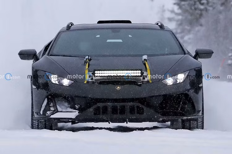 Theo tiết lộ của Giám đốc điều hành Stephan Winkelmann, Lamborghini Huracan Sterrato bản off-road là 1 trong số 4 mẫu xe mới sẽ được Lamborghini tiết lộ trong năm nay. Một số tin đồn cho biết, siêu xe địa hình sẽ được sản xuất với số lượng giới hạn khoảng 500 đến 1.000 chiếc.