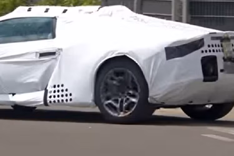 Chưa hết, hệ thống treo của Huracan Sterrato cũng được thiết kế lại, tiến về phía trước thêm 30mm, cánh gió trước tất nhiên cũng phải chỉnh lại để phù hợp với sự thay đổi này. Lamborghini Huracan Sterrato hoàn toàn mới còn được trang bị bộ chia gió bằng thép mới, các ốp nhựa khỏe khoắn xung quanh vòm bánh xe và bậc cửa hai bên. Các tấm bảo vệ gầm xe được gia cố rất chắc chắn.