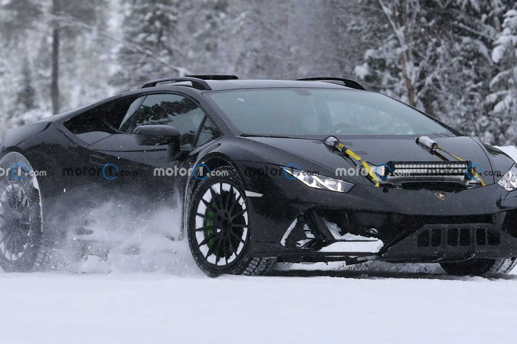 Không có nhiều thông tin về Huracan Sterrato bản sản xuất, nhưng dù thế nào đi chăng nữa nó vẫn là mẫu xe được xây dựng dựa trên Huracan Evo - siêu xe có sức mạnh đến từ động cơ hút khí tự nhiên V10 5,2 lít sản sinh công suất 640 mã lực và mô-men xoắn cực đại 600Nm, kết hợp hệ dẫn động bốn bánh toàn thời gian với hệ thống lái cầu sau vẫn được giữ lại.