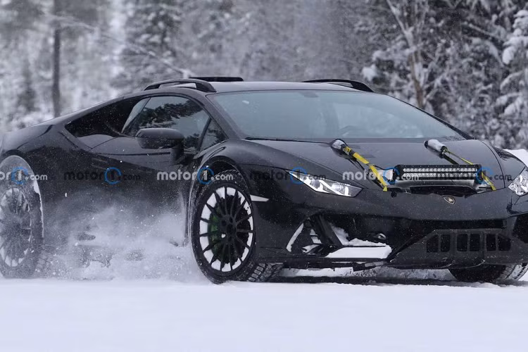 Không có nhiều thông tin về Huracan Sterrato bản sản xuất, nhưng dù thế nào đi chăng nữa nó vẫn là mẫu xe được xây dựng dựa trên Huracan Evo - siêu xe có sức mạnh đến từ động cơ hút khí tự nhiên V10 5,2 lít sản sinh công suất 640 mã lực và mô-men xoắn cực đại 600Nm, kết hợp hệ dẫn động bốn bánh toàn thời gian với hệ thống lái cầu sau vẫn được giữ lại.