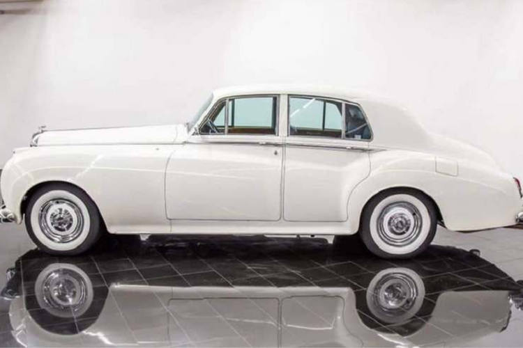 Ở bên trong, nội thất xe được trang trí bằng nhiều bề mặt ốp gỗ bóng bẩy, ghế ngồi đã bị nhăn nhưng đây là điều bình thường với một chiếc xe đã có hơn 60 năm tuổi.