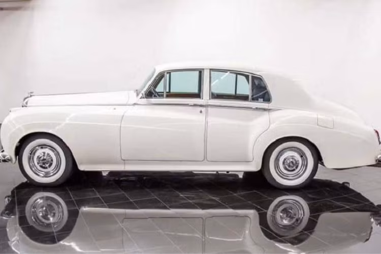 Ở bên trong, nội thất xe được trang trí bằng nhiều bề mặt ốp gỗ bóng bẩy, ghế ngồi đã bị nhăn nhưng đây là điều bình thường với một chiếc xe đã có hơn 60 năm tuổi.