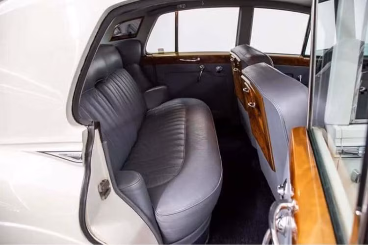 Trên thế giới chỉ có hơn 1.900 chiếc Bentley S2 độc đáo này được chế tạo (từ năm 1959 - 1962).