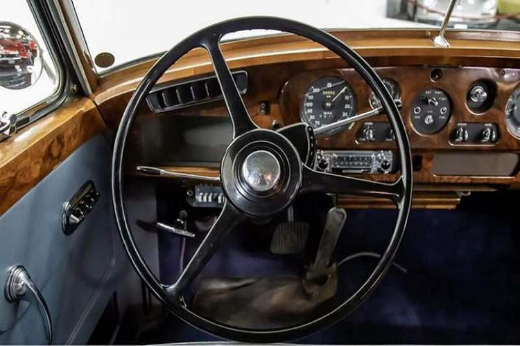 Về truyền động, Bentley S2 Continental Flying Spur dùng động cơ V8 6.2L sản sinh công suất 200 mã lực, tốc độ tối đa 180 km/h. Xe được trang bị hệ thống trợ lực lái.