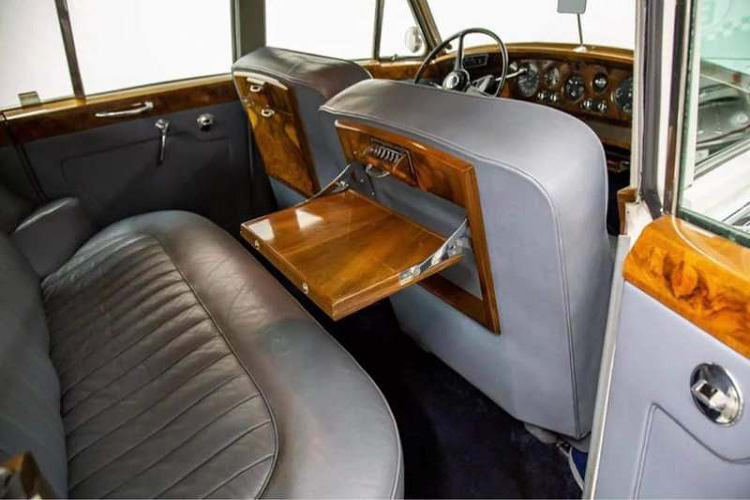 Không biết giá xe là bao nhiêu nhưng rõ ràng với sự gia nhập của Bentley S2 Continental Flying Spur, bộ sưu tập xe của vị đại gia ngành thẩm mỹ càng thêm phong phú và độc đáo.