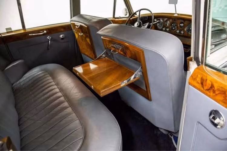 Không biết giá xe là bao nhiêu nhưng rõ ràng với sự gia nhập của Bentley S2 Continental Flying Spur, bộ sưu tập xe của vị đại gia ngành thẩm mỹ càng thêm phong phú và độc đáo.