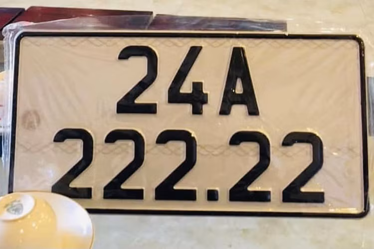 Theo đó, chiếc coupe 4 cửa được đeo biển “24A-222.22” siêu đẹp với đầu số của tỉnh Lào Cai. Đặc biệt, trong đầu số của tỉnh Lào Cai còn có thêm 1 con số 2, như vậy chiếc biển này có đến 6 con số 2 hay còn gọi là “lục 2”, mang ý nghĩa thịnh vượng, sung túc, ấm no và giàu có.