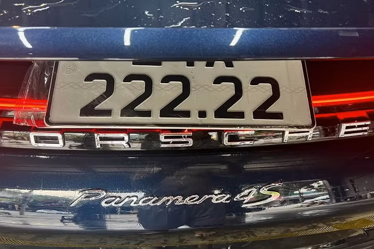 Những tấm biển này được săn lùng với giá "khủng". Với hiếc Porsche Panamera 4S được đeo biển “ngũ quý 2” siêu VIP này, ước tính sẽ giúp chủ nhân “lời” hơn 1 tỷ đồng so với giá mua lại ban đầu.